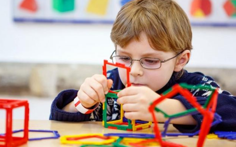 Comprendre l'autisme : signes et accompagnement